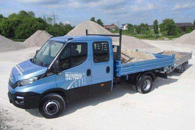 Praxistest: Iveco Daily 70C21 mit Humbaur-Dreiseitenkipper