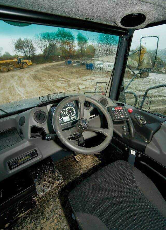 Vertrauter Komfort: Der Bell B60E besitzt die Standard-Kabine der neuen Bell E- Serie und bietet ebenso vielseitige Diag- nose-Funktionen und Assistenten für typi- sche Arbeitssituationen.