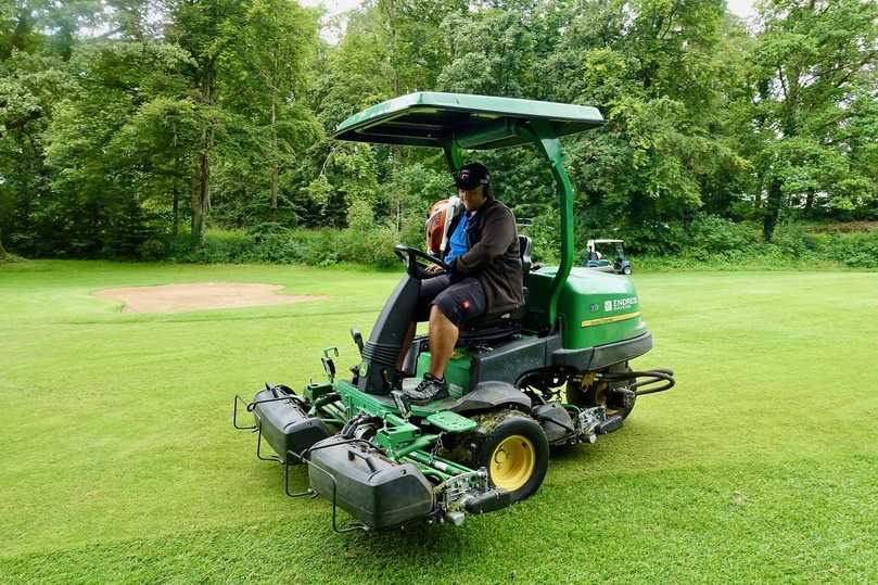 Regelmäßiges Mähen ist das A & O im Golfareal. | Foto: bs Regelmäßiges Mähen ist das A & O im Golfareal. | Foto: bs