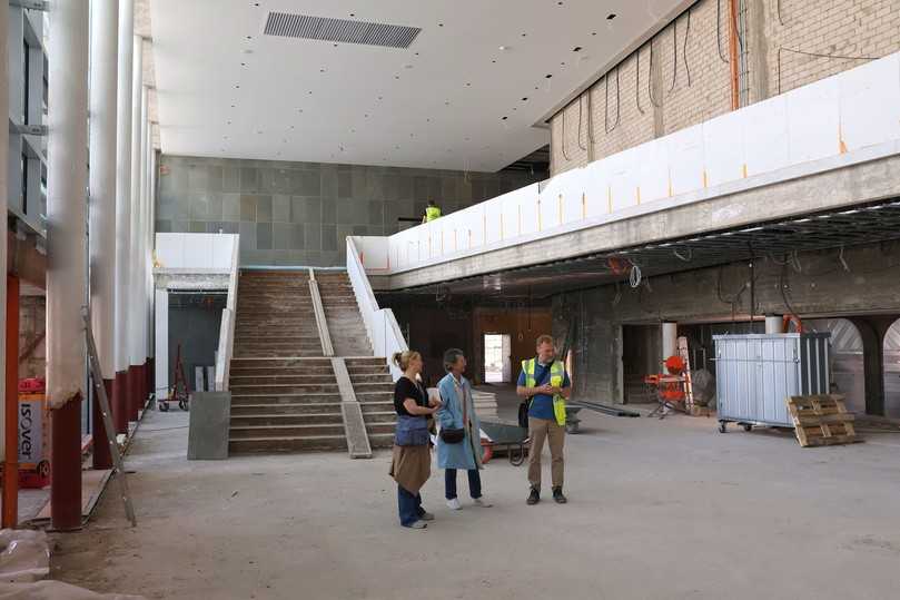 Baustellenbesichtigung im Foyer: Die Fassade wurde neu an die Säulen angeschlossen (links) und die Freitreppe von Unterbauten befreit. | Foto: B.Hinrichs