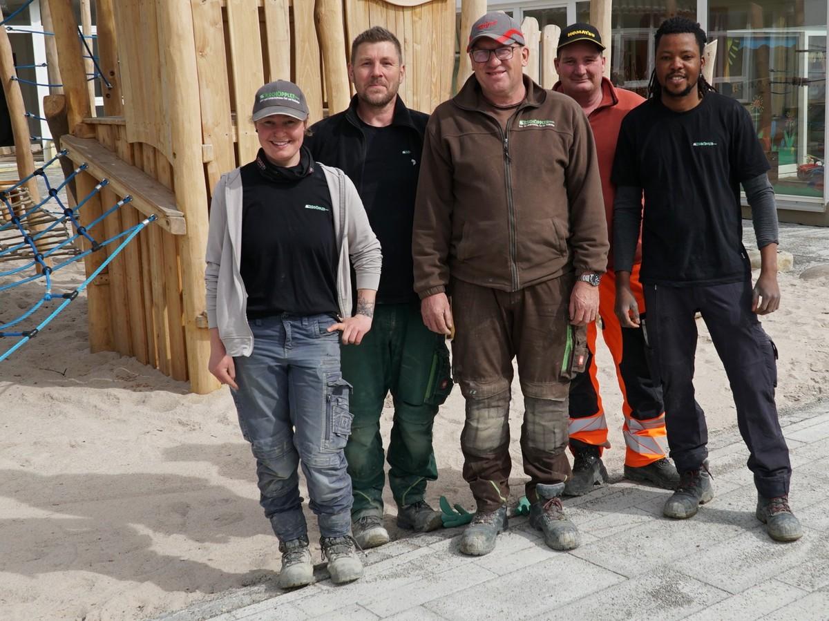 Eine Kolonne, die viel Lob bekommt – Vorarbeiterin Linda Sigg, die Facharbeiter Uwe Jablinski, Michael Renz und Alexander Kuschewski sowie Fachwerker Christopher Izekor (v.l.) | Foto: Storz/Mahrholdt Eine Kolonne, die viel Lob bekommt – Vorarbeiterin Linda Sigg, die Facharbeiter Uwe Jablinski, Michael Renz und Alexander Kuschewski sowie Fachwerker Christopher Izekor (v.l.) | Foto: Storz/Mahrholdt