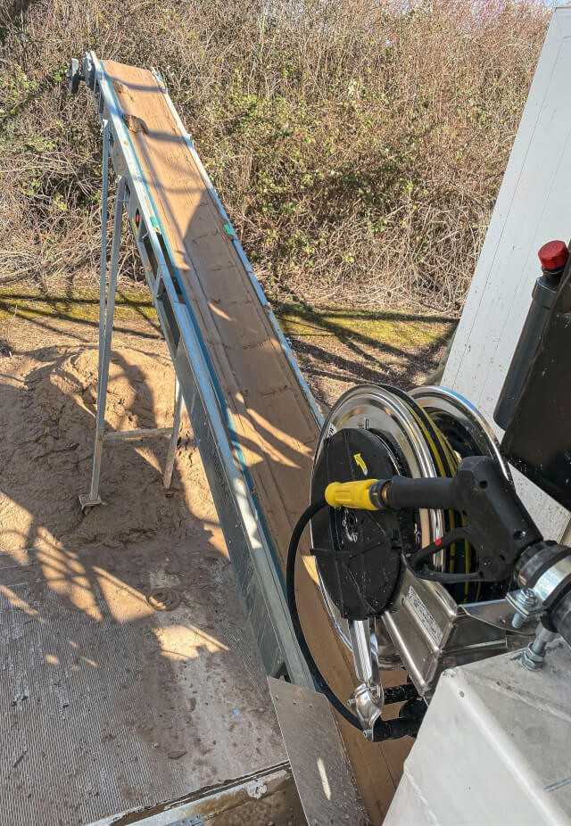 Nicht bei Serienmodellen zu finden: das am Heck des Lkw fest installierte schwenkbare Förderband, mit dem die im Recycling- prozess abgeschiedenen Feststoffe direkt auf Lkw, in Radlader- schaufeln o.ä. gefördert oder als Haufwerk hinter dem Recycling- Lkw abgelagert werden können. | Foto: L-Team Baumaschinen Nicht bei Serienmodellen zu finden: das am Heck des Lkw fest installierte schwenkbare Förderband, mit dem die im Recycling- prozess abgeschiedenen Feststoffe direkt auf Lkw, in Radlader- schaufeln o.ä. gefördert oder als Haufwerk hinter dem Recycling- Lkw abgelagert werden können. | Foto: L-Team Baumaschinen