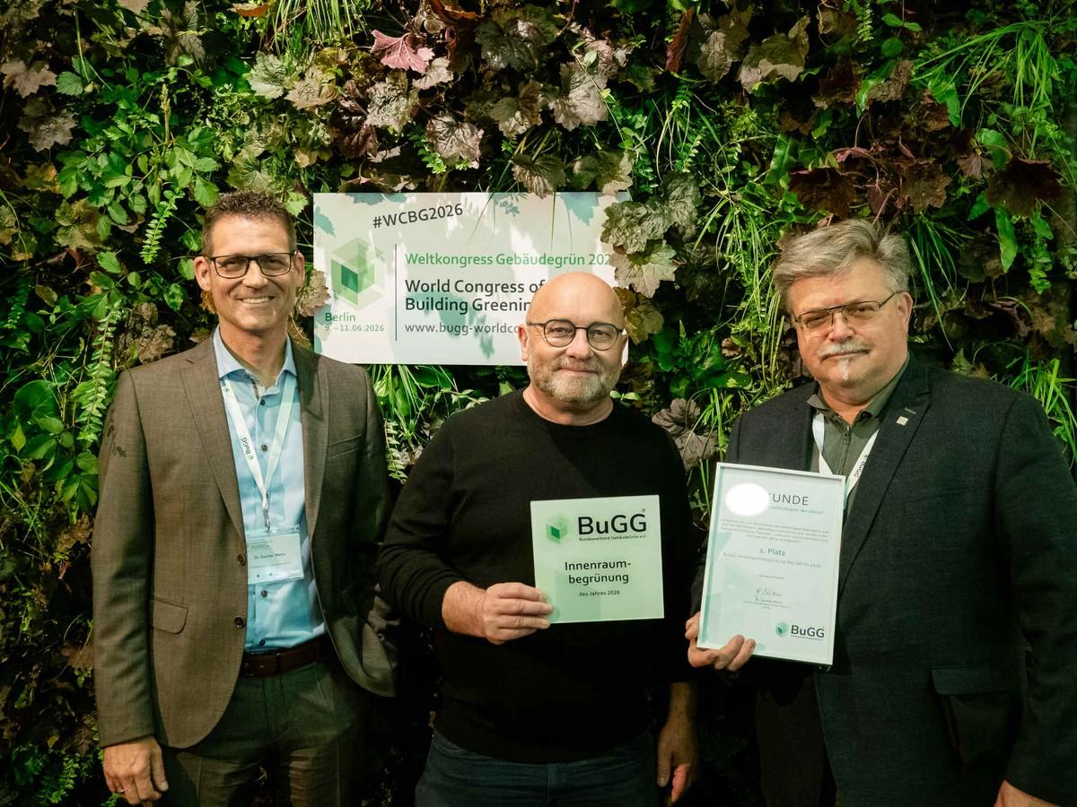 BuGG-Präsident Dr. Gunter Mann (v.li.) freut sich gemeinsam mit Gerhard Zemp, Aplantis-Geschäftsführer, und Wolfgang Weitmann, Geschäftsführer von Weitmann Raumbegrünung (Mitglied bei Element Green), über die Auszeichnung für die Innenraumbegrünung in Österreich. | Foto: BuGG BuGG-Präsident Dr. Gunter Mann (v.li.) freut sich gemeinsam mit Gerhard Zemp, Aplantis-Geschäftsführer, und Wolfgang Weitmann, Geschäftsführer von Weitmann Raumbegrünung (Mitglied bei Element Green), über die Auszeichnung für die Innenraumbegrünung in Österreich. | Foto: BuGG