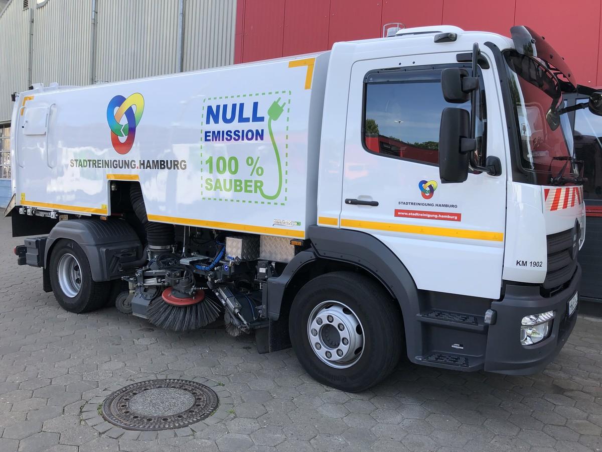 Vollelektrische Großkehrmaschine der Stadtreinigung Hamburg auf dem Energieberg Georgswerder 2020. | Foto: Fishing4