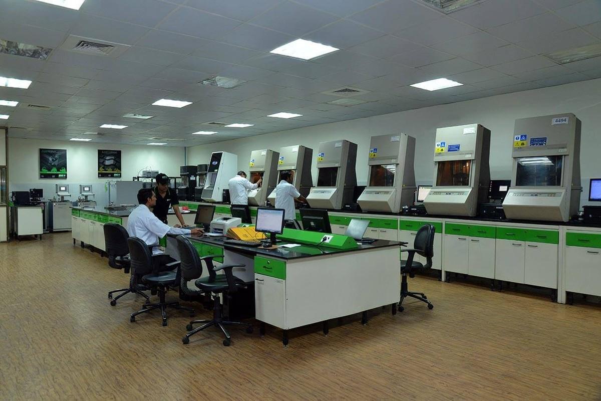 In die Fabrik in Bhuj integriert sind mehrere Testlabors, in denen die Rohmaterialen und Zwischenprodukte überprüft werden. | Foto: BKT In die Fabrik in Bhuj integriert sind mehrere Testlabors, in denen die Rohmaterialen und Zwischenprodukte überprüft werden. | Foto: BKT
