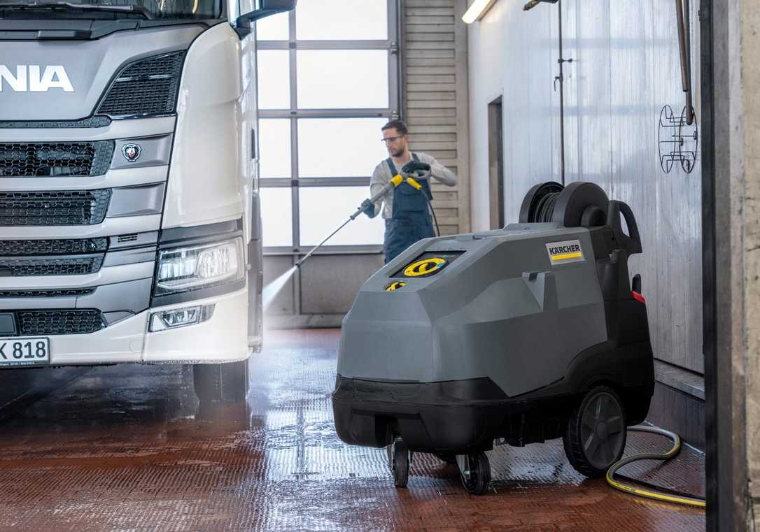 Neue Kärcher Reinigungsgeräte für Baumaschinen, Fahrzeuge und Bodenflächen Neue Kärcher Reinigungsgeräte für Baumaschinen, Fahrzeuge und Bodenflächen