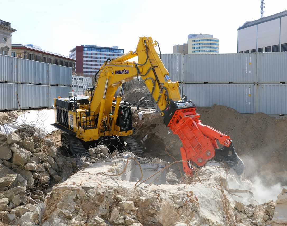 Komatsu-Abbruchbagger PC 950 LC-11 bricht Bunker für SDL-Citybaumanagement Berlin ab Komatsu-Abbruchbagger PC 950 LC-11 bricht Bunker für SDL-Citybaumanagement Berlin ab