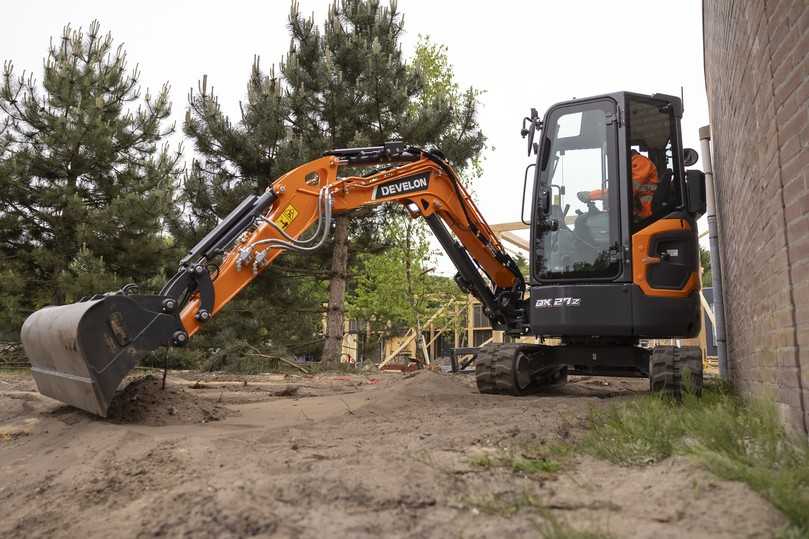 Zu den Optimierungen, die der DX27Z-7 bietet, zählen der vergrößerte Einstieg in die Fahrerkabine durch eine Glastür, die Anbaugerätesteuerung per Daumenrad und die bessere Sicht nach vorn. | Foto: BH