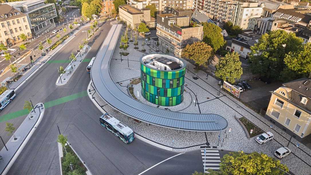 Millimeterarbeit in Remscheid: Wie man ein 130-Meter-Dach im Kreis biegt Millimeterarbeit in Remscheid: Wie man ein 130-Meter-Dach im Kreis biegt