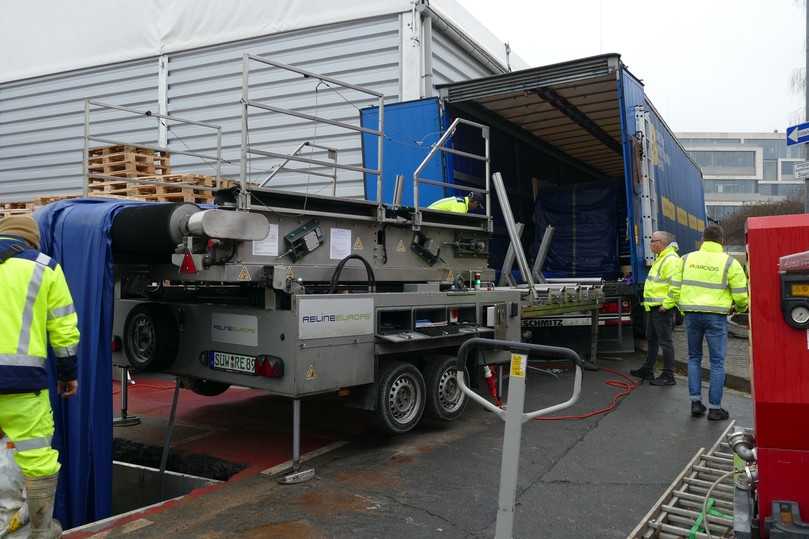 Organisation auf engstem Raum: Direkt vom Lkw über das Förderband in das Kopfloch. | Foto: Erles Organisation auf engstem Raum: Direkt vom Lkw über das Förderband in das Kopfloch. | Foto: Erles