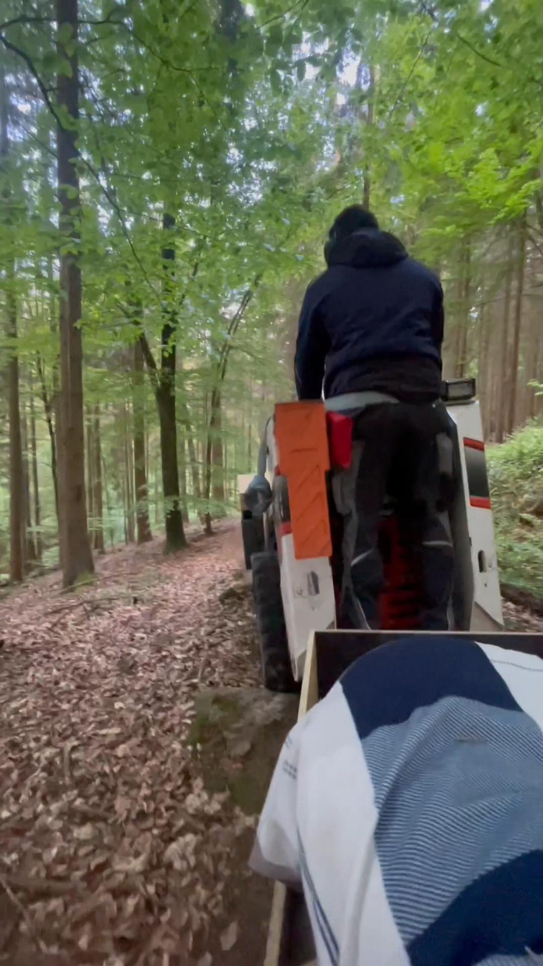 Gefahren wurde bei Tag und Nacht über Feld-, Wiesen- und Wanderwege – perfektes Terrain für den Mini-Raupenlader. | Foto: Baumpflege Blattwerk Mainz