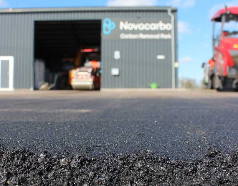 Einbautest bei Novocarbo: Nur 3 Prozent Pflanzenkohle im Asphalt machen für das Klima einen großen Unterschied – und den Asphalt potenziell besser. | Foto: Novocarbo Einbautest bei Novocarbo: Nur 3 Prozent Pflanzenkohle im Asphalt machen für das Klima einen großen Unterschied – und den Asphalt potenziell besser. | Foto: Novocarbo