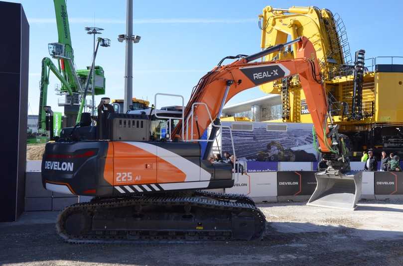 Develon zeigte auf der bauma 2025 seine Vision eines autonom arbeitenden Raupenbaggers – nicht als Designstudie, sondern in der Live-Demonstration. | Foto: B_I MEDIEN/Hendrik Stellmach