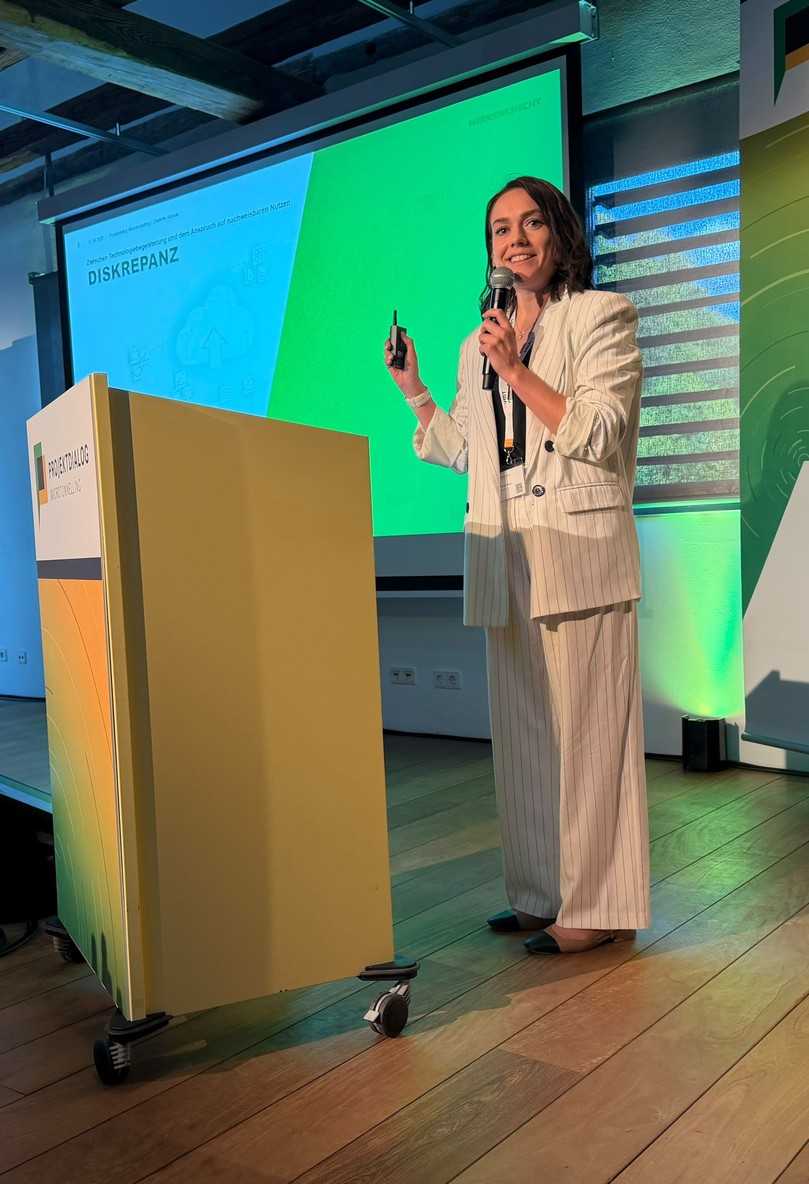 Charlotte Kiesele leitet die Abteilung Technology and Innovation Digitalization bei der Herrenknecht AG, und erklärte, welchen Einfluss Digitalisierung und die KI auf den Rohrvortrieb haben. | Foto: VMT GmbH Charlotte Kiesele leitet die Abteilung Technology and Innovation Digitalization bei der Herrenknecht AG, und erklärte, welchen Einfluss Digitalisierung und die KI auf den Rohrvortrieb haben. | Foto: VMT GmbH