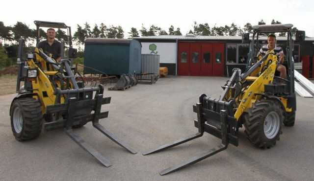 Von links: Die kleinsten Wacker Neuson Knicklenker WL20 und WL20e spielen trotz ihrer völlig unterschiedlichen Antriebskonzepte leistungsmäßig in derselben Liga. Von links: Die kleinsten Wacker Neuson Knicklenker WL20 und WL20e spielen trotz ihrer völlig unterschiedlichen Antriebskonzepte leistungsmäßig in derselben Liga.