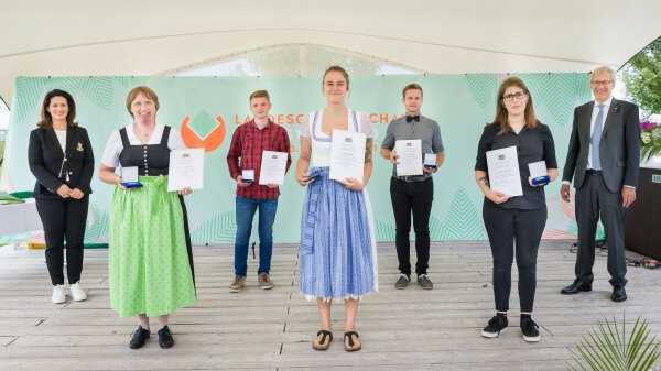 Preisträger Fachrichtung Staudengärtnerei und Zierpflanzenanbau: (v.l.) Ministerin Kaniber, Veronika Wöhrer, Mark Köder, Hanna Ratke, Michael Schlegel, Patricia Nicklaß und Hermann Berchtenbreiter, Präsident des Bayerischen Gärtnerei-Verbandes. | Foto: Hauke Seyfarth/StMELF
