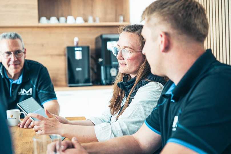 Datenbasierte Entscheidungen im Team: Analyse-Tools wie Business BI visualisieren Unternehmenskennzahlen und erleichtern die gemeinsame Projektsteuerung sowie die Vor- und Nachkalkulation im Büro. | Foto: Dataflor
