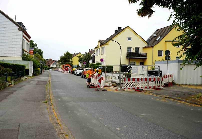 Dank des grabenlosen TIP-Verfahrens konnte der Kanal saniert werden, ohne dass die Straße großflächig gesperrt werden musste. Anwohner und Durchgangsverkehr wurden kaum beeinträchtigt und schützenswerte Bäume blieben erhalten. | Foto: Sanierungstechnik Dommel