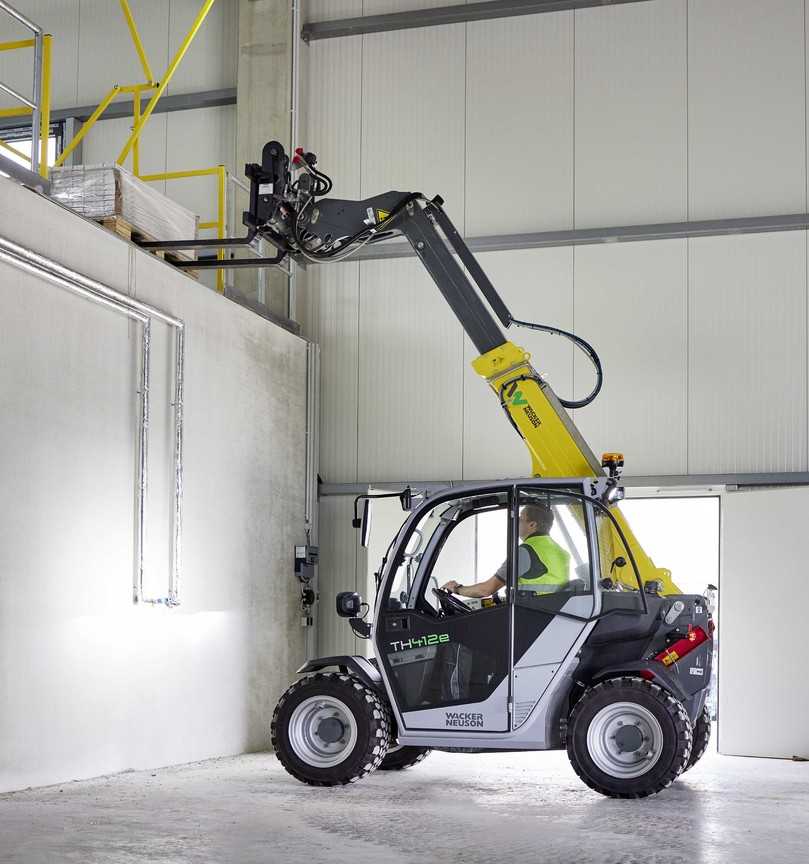 Der rein elektrisch betriebene Teleskoplader TH412e von Wacker Neuson verfügt über ein Onboard-Ladegerät, das optional um ein zweites Exemplar erweitert werden kann. | Foto: Wacker Neuson Der rein elektrisch betriebene Teleskoplader TH412e von Wacker Neuson verfügt über ein Onboard-Ladegerät, das optional um ein zweites Exemplar erweitert werden kann. | Foto: Wacker Neuson
