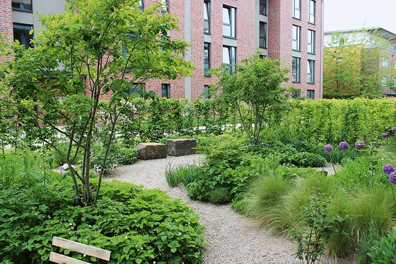 Kleine Gätrten können sich zu kleinen Oasen entwickeln. | Foto: Callwey