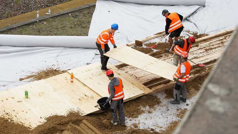 Die Gleise mussten ausgebohlt und mit Vlies bedeckt werden – über eine Fläche von etwa 4.000 Quadratmetern. | Foto: Jost Listemann I TIME:CODE:MEDIA Die Gleise mussten ausgebohlt und mit Vlies bedeckt werden – über eine Fläche von etwa 4.000 Quadratmetern. | Foto: Jost Listemann I TIME:CODE:MEDIA