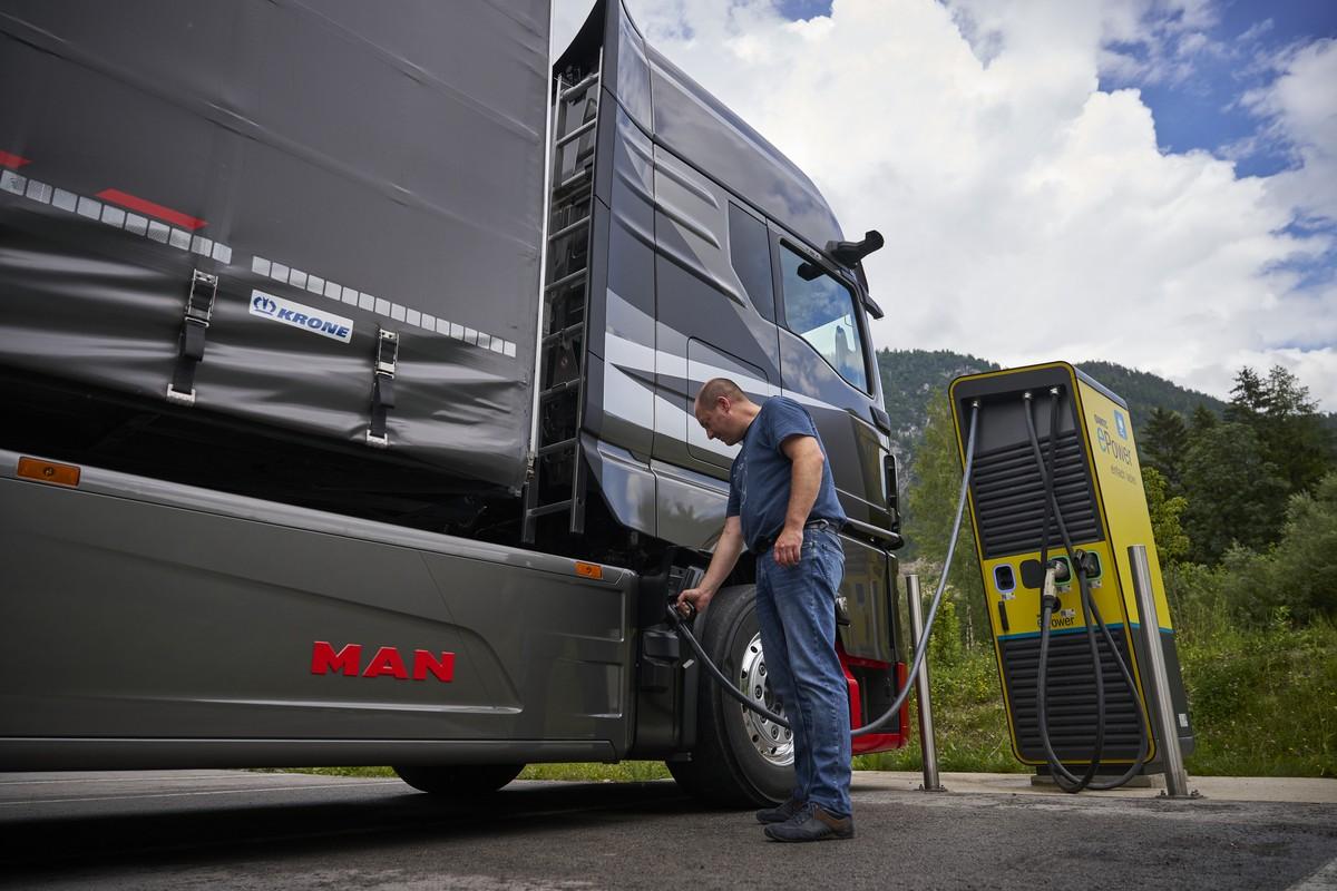 Ein ausreichendes Aufladen der Akku-Pakete soll später mit Megawattladestandard innerhalb der Lenkzeitpause möglich sein. | Foto: MAN Truck & Bus Ein ausreichendes Aufladen der Akku-Pakete soll später mit Megawattladestandard innerhalb der Lenkzeitpause möglich sein. | Foto: MAN Truck & Bus