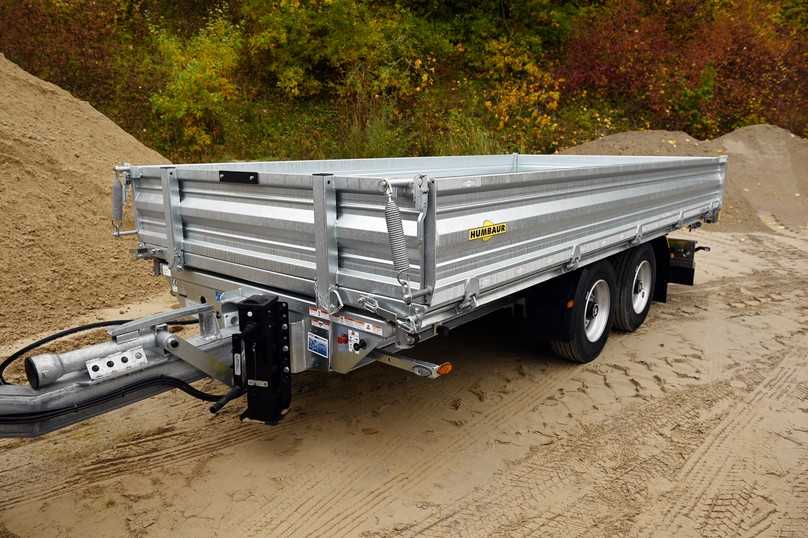 Der parabelgefederte Humbaur Tandemkippanhänger HTK 10 50 24 schultert neben Kies und Schotter auch kleinere Baumaschinen wie Minibagger. | Foto: QUATEX Der parabelgefederte Humbaur Tandemkippanhänger HTK 10 50 24 schultert neben Kies und Schotter auch kleinere Baumaschinen wie Minibagger. | Foto: QUATEX