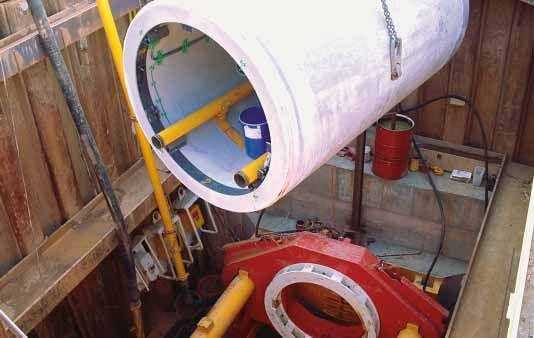 Bild 6: Einbau eines Vortriebsrohrs mit vormontierter Messtechnik Bild 6: Einbau eines Vortriebsrohrs mit vormontierter Messtechnik