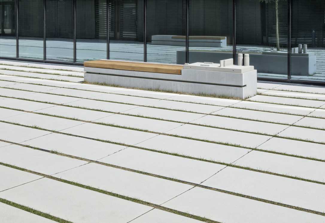 Die neue Architektur-Fakultät in Regensburg mit Sitzblöcken und Bodenplatten von Godelmann Die neue Architektur-Fakultät in Regensburg mit Sitzblöcken und Bodenplatten von Godelmann