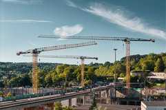 Liebherr-Faserseilkrane meistern das Nadelöhr an der Ulmer Wallstraßenbrücke