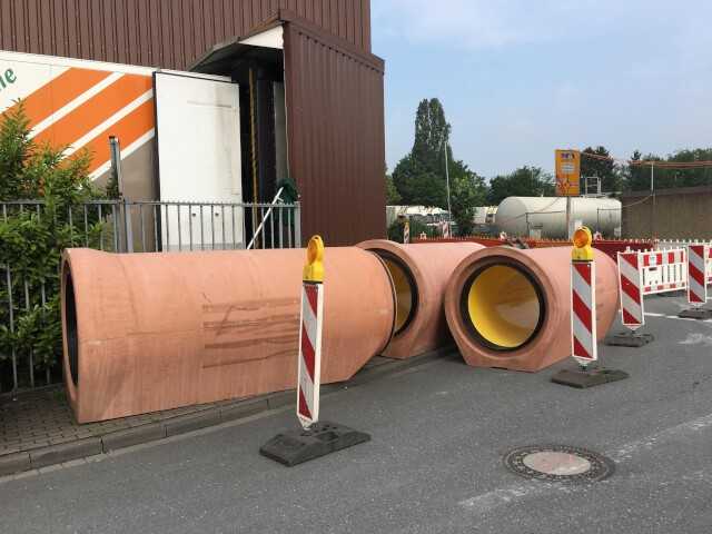 Die Herstellung des Planums für das Rohrauflager erfordert wegen der breiten Auflagerfläche des Fußrohres etwas mehr Sorgfalt, dafür entfällt die kritische und aufwändige Zwickelverdichtung. | Fotos: Beton Müller