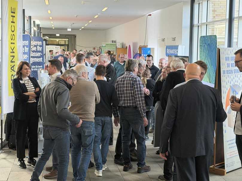 Fachlicher Austausch und Networking im Ausstellerbereich zwischen den Vortragsblöcken | Foto: Technische Akademie Hannover