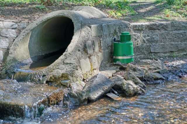 Rattenköderbox in Ufernähe | Foto: ball-b