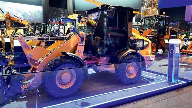 Die Elektroversion des kompakten Radladers Cat 906 ist noch eine Konzeptmaschine. Um das Kabineninnere machte Caterpillar auf der bauma 2019 durch abgedunkelte Scheiben noch ein Geheimnis. | Foto: B_I