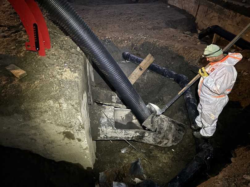 Relining-Verfahren am Saußbach-Düker in Freyung in Bayern: Ein Mitarbeiter während des Einziehvorgangs. | Foto: Geiger Kanalsanierung