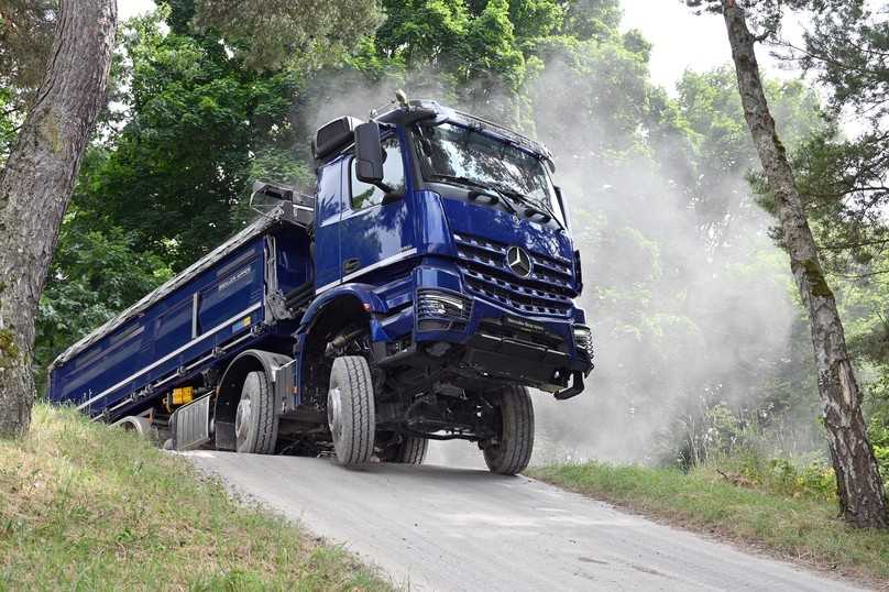 Im Mercedes Arocs 4151 AK 8x8 verliert der Mann am Lenkrad schon mal die Sicht auf den Fahrweg beim Überwinden von Kuppen. | Foto: QUATEX