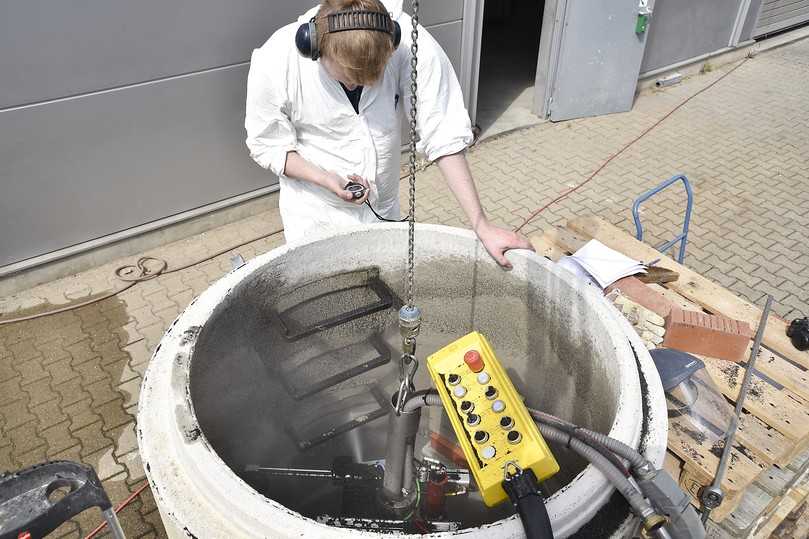 Untergrundvorbereitung muss besonders sorgfältig sein (hier während einer Prüfung im IKT-Labor). | Foto: IKT