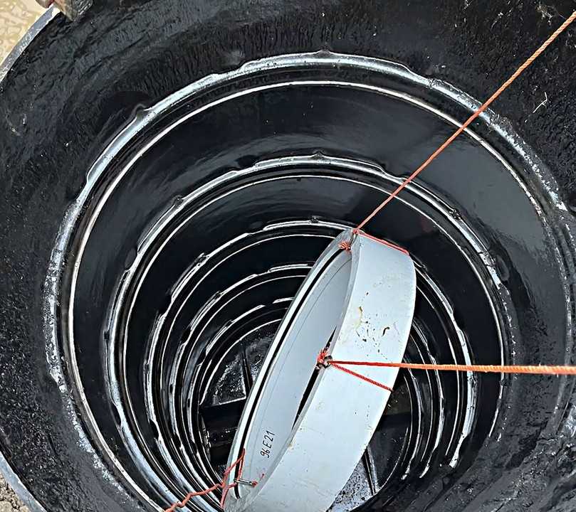 Der innovative Adapterring wird in den Altschacht abgelassen. | Foto: Rehau