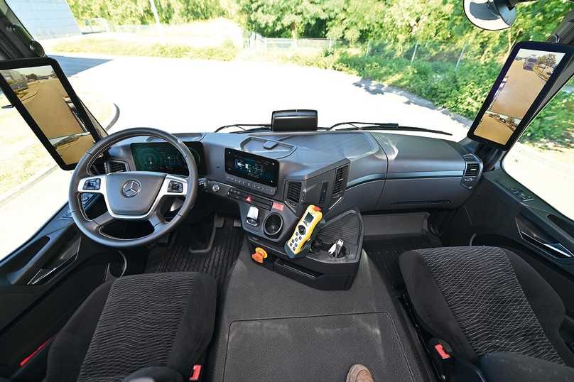 Digitale Displays und ein großer, oranger Not-Aus-Knopf in der Mittelkonsole sind im eActros obligatorisch. | Foto: Mercedes-Benz Trucks, Meiller, Qautex Digitale Displays und ein großer, oranger Not-Aus-Knopf in der Mittelkonsole sind im eActros obligatorisch. | Foto: Mercedes-Benz Trucks, Meiller, Qautex