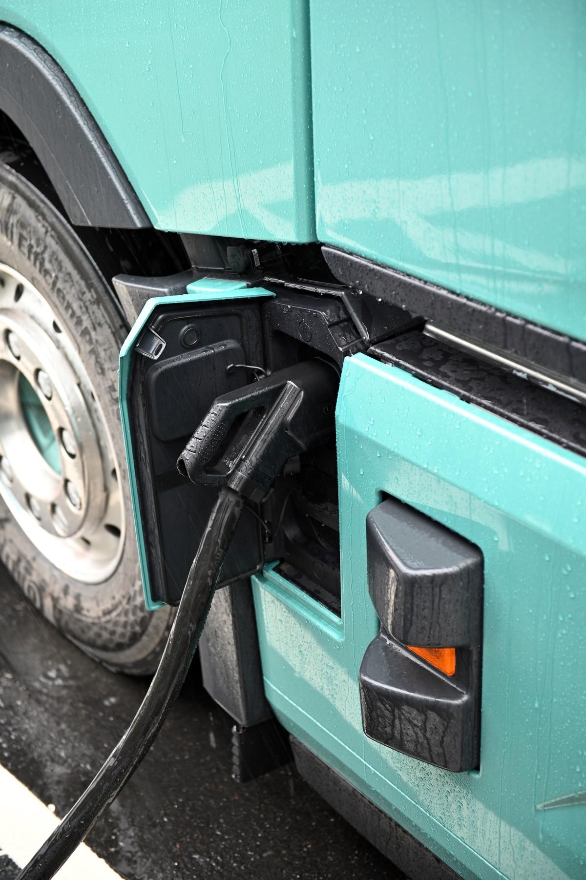 Das Nachladen der Samsung-Akkus erfolgt bei Volvo jetzt immer auf der linken Fahrzeugseite mit maximal 350 kW (CCS2) oder 700 kW (MCS) Ladeleistung. | Foto: FH