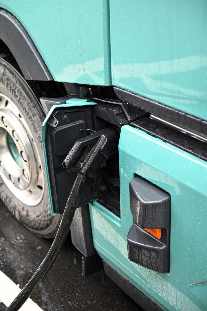 Das Nachladen der Samsung-Akkus erfolgt bei Volvo jetzt immer auf der linken Fahrzeugseite mit maximal 350 kW (CCS2) oder 700 kW (MCS) Ladeleistung. | Foto: FH