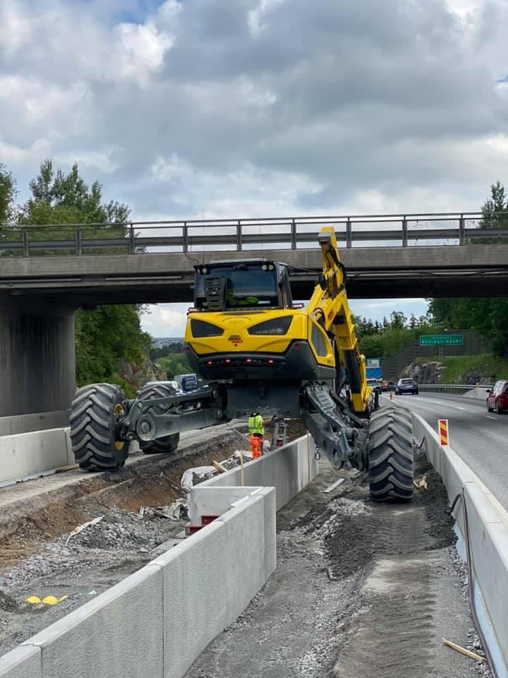 Auch entlang von Straßen arbeitet der Schreitbagger ohne den Verkehr zu stören. | Foto: Menzi Muck AG