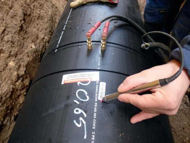 Beim egefuse 2.0-System können die Schweißparameter mittels beiliegender Barcodes von Barcodelesestiften bzw. -Scannern handelsüblicher Schweißautomaten eingelesen oder manuell eingegeben werden. | Fotos: egeplast Beim egefuse 2.0-System können die Schweißparameter mittels beiliegender Barcodes von Barcodelesestiften bzw. -Scannern handelsüblicher Schweißautomaten eingelesen oder manuell eingegeben werden. | Fotos: egeplast