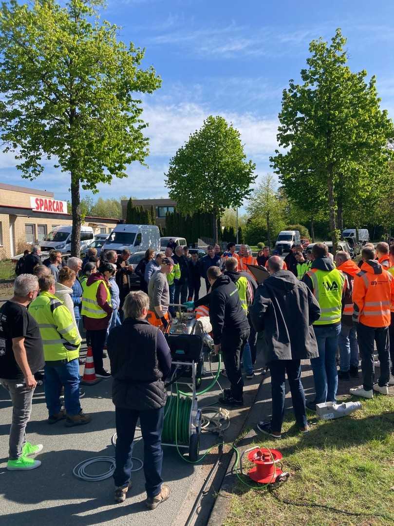 Großes Interesse: Zahlreiche Fachbesucher verfolgten die Vorführung der neuen Sanierungstechnologie. | Foto: Brawo Systems