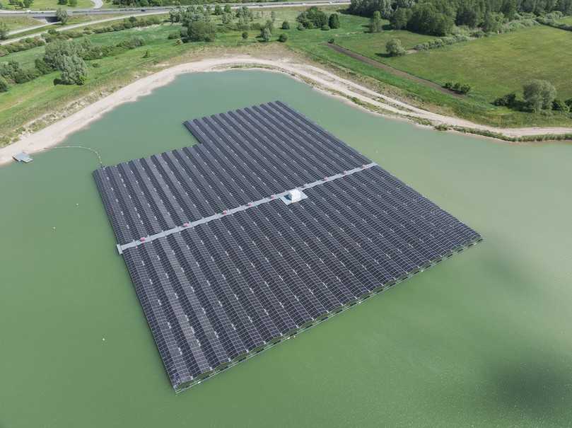 Die schwimmende Photovoltaikanlage auf dem Baggersee versorgt das Kieswerk mit Strom. | Foto: Heidelberg Materials/Sebastian Engels