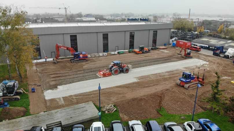 Die spezielle Bodenplatte mit ihren 1.375 m2 Gesamtfläche für die neue Lehnhoff Lager- und Logistikhalle ist für schwere Flurförderfahrzeuge und LKW ausgelegt. | Foto: Lehnhoff Die spezielle Bodenplatte mit ihren 1.375 m2 Gesamtfläche für die neue Lehnhoff Lager- und Logistikhalle ist für schwere Flurförderfahrzeuge und LKW ausgelegt. | Foto: Lehnhoff