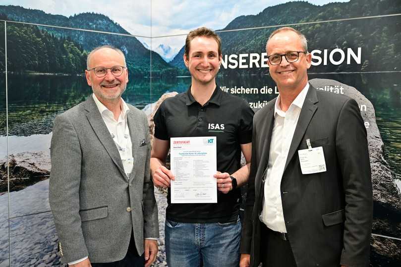 David Heck hält nach erfolgreicher Abschlussprüfung sein Zertifikat zum IKT-Lehrgang „Fachkunde Kanal- und Leitungsbau“ in den Händen. Neben ihm stehen  seine Prüfer Prof. Dr.-Ing. habil. Bert Bosseler (re.) und Dipl.-Ing. Marco Schlüter. | Foto: IKT