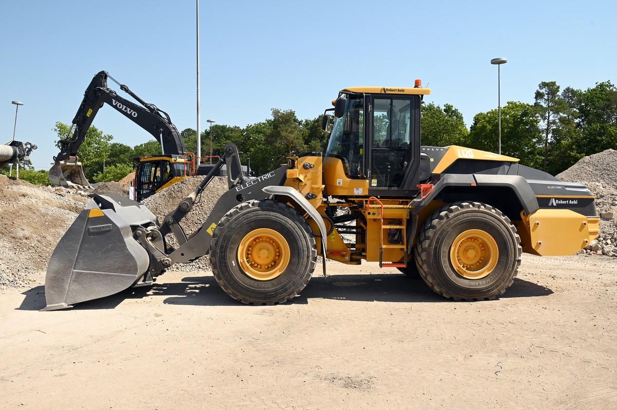 Der große Volvo L120 Electric schiebt das mineralische Recycling-Material in Brecher-Nähe und lädt gebrochenen Beton in den Kippsattel. | Foto: QUATEX
