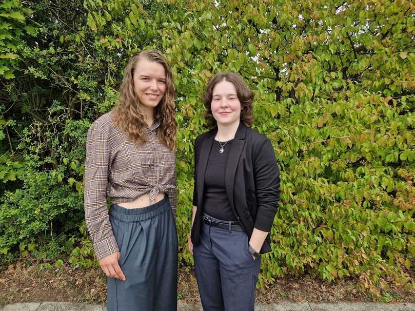Die Prüfungsbesten im diesjährigen Abschlussjahrgang des GaLaBaus in Schleswig-Holstein sind zwei junge Frauen: Kira Skipper (rechts) und Ella Mainhardt. | Foto: FGL Nord/Kottich