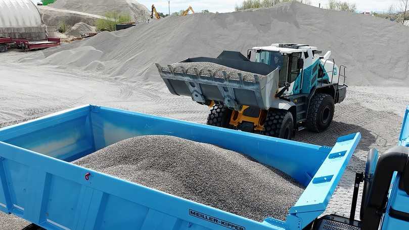 In einem Kieswerk bei München belädt der mit Wasserstoff betriebene Radlader effizient und leistungsstark einen H2-Lkw. | Foto: Liebherr-Werk Bischofshofen